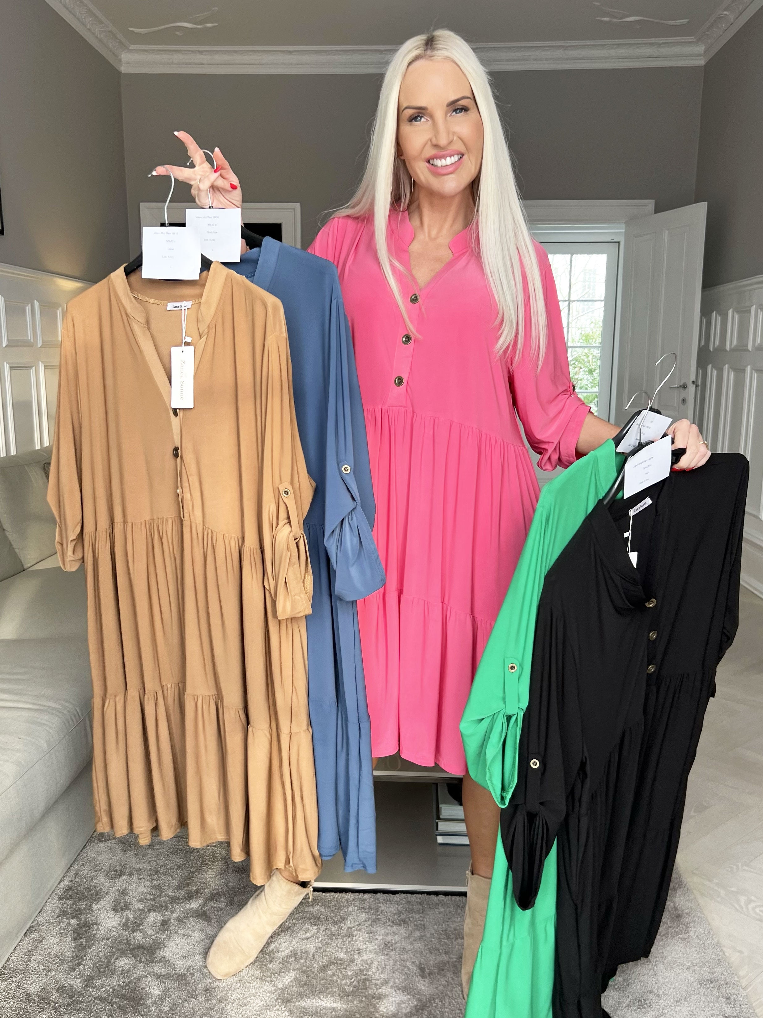 Milano Plain Midi - Ensfarvet kjole med lag på lag look